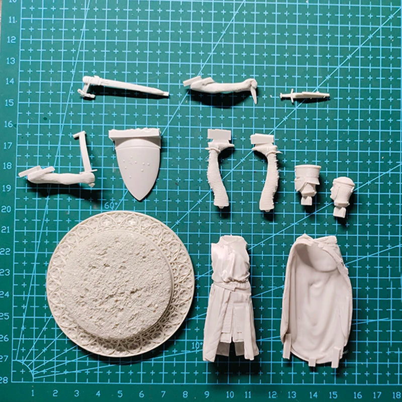 1/24 Medieval Templar Knight with Red Cross Shield, Resin Model Figure Kit, Unassembled and Unpainted