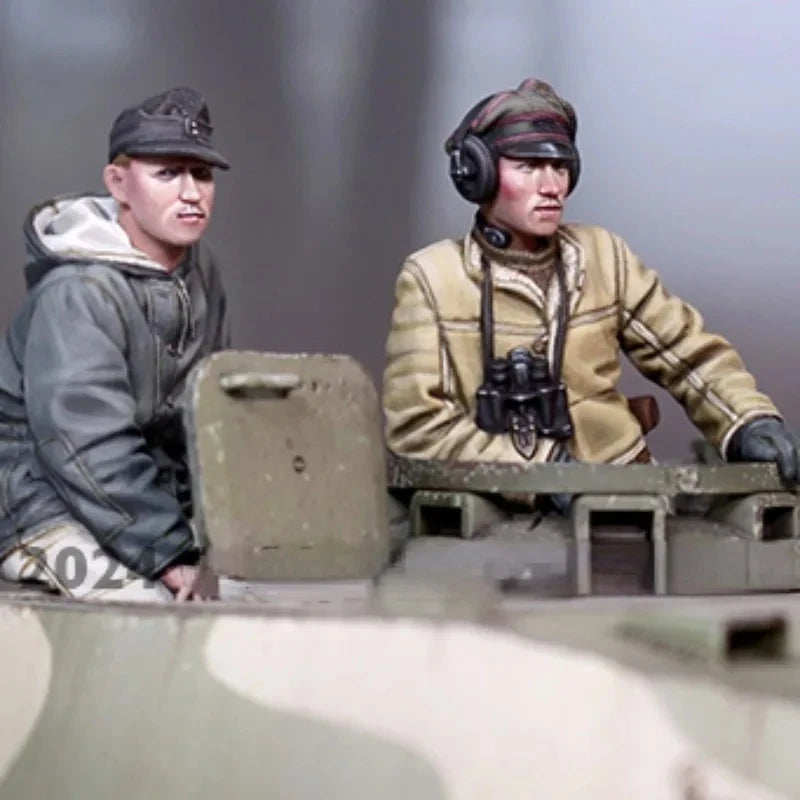 1/35 WWII German Panzer Commander in Tan Uniform with Headphones, 2 Figures, Resin Model Figure Kit, Unassembled and Unpainted