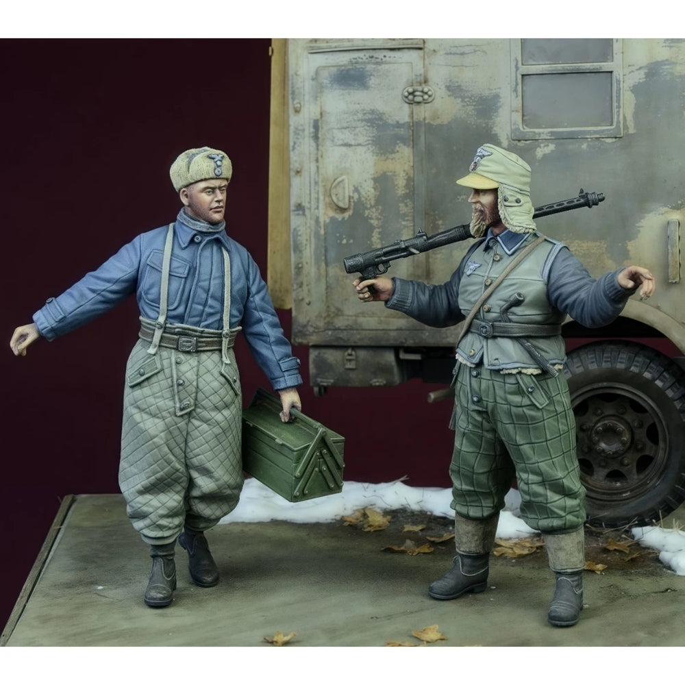 1/35 WWII German Luftwaffe Observers with Survey Equipment, 2 Figures, Resin Model Figure Kit, Unassembled and Unpainted