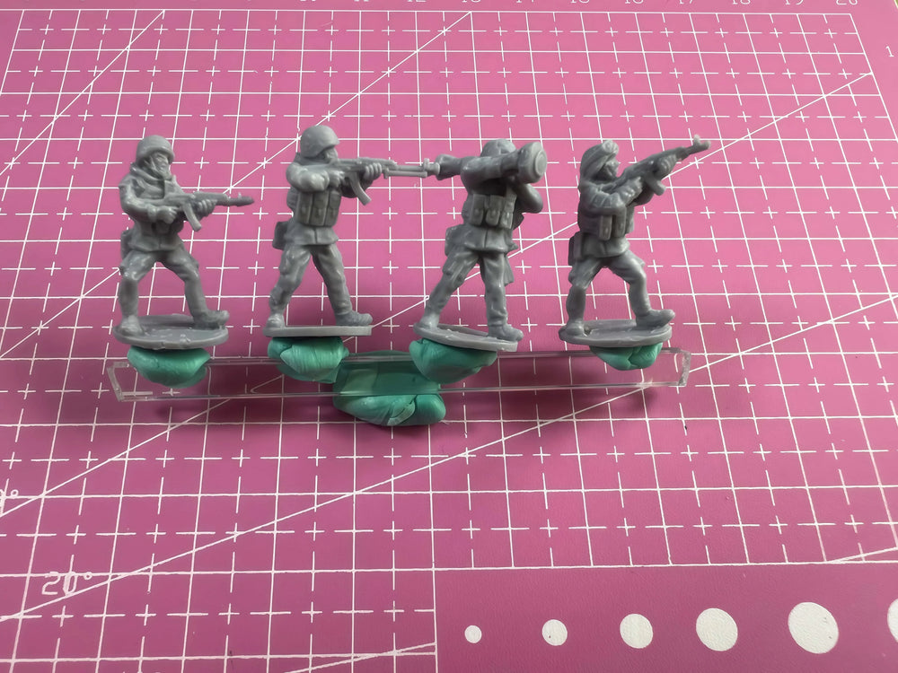 1/72 Modern Soldiers in Combat Poses, 4 Figures, Resin Model Figure Kit, Unassembled and Unpainted