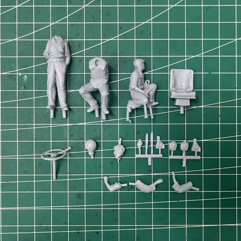 1/35 Vietnam War NVA Tank Commander with Crew, 3 Figures, Resin Model Figure Kit, Unassembled and Unpainted