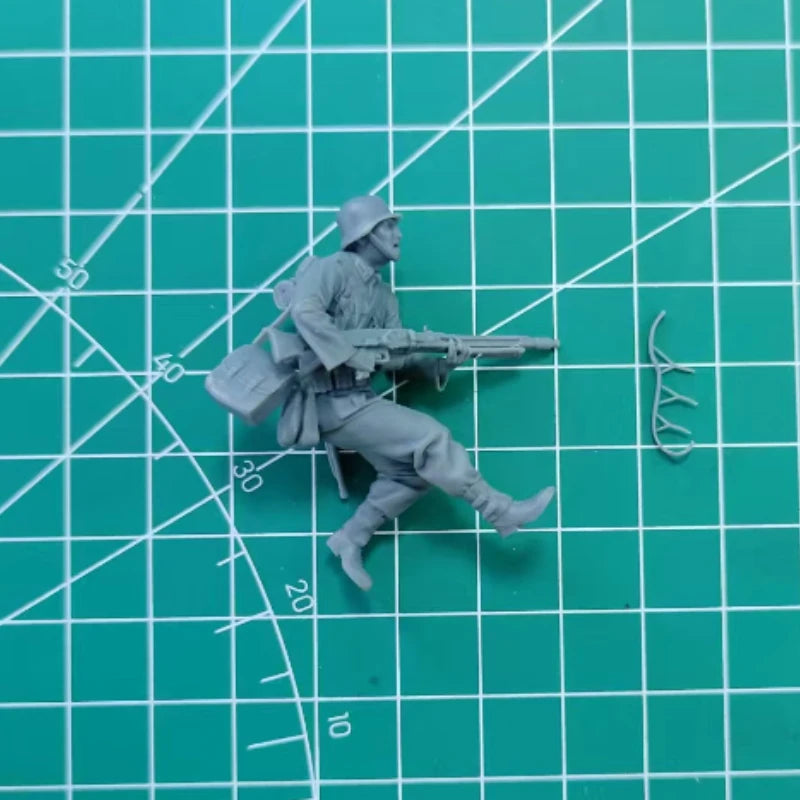 1/35 WWII German MG Gunner Firing from Crouch, Resin Model Figure Kit, Unassembled and Unpainted