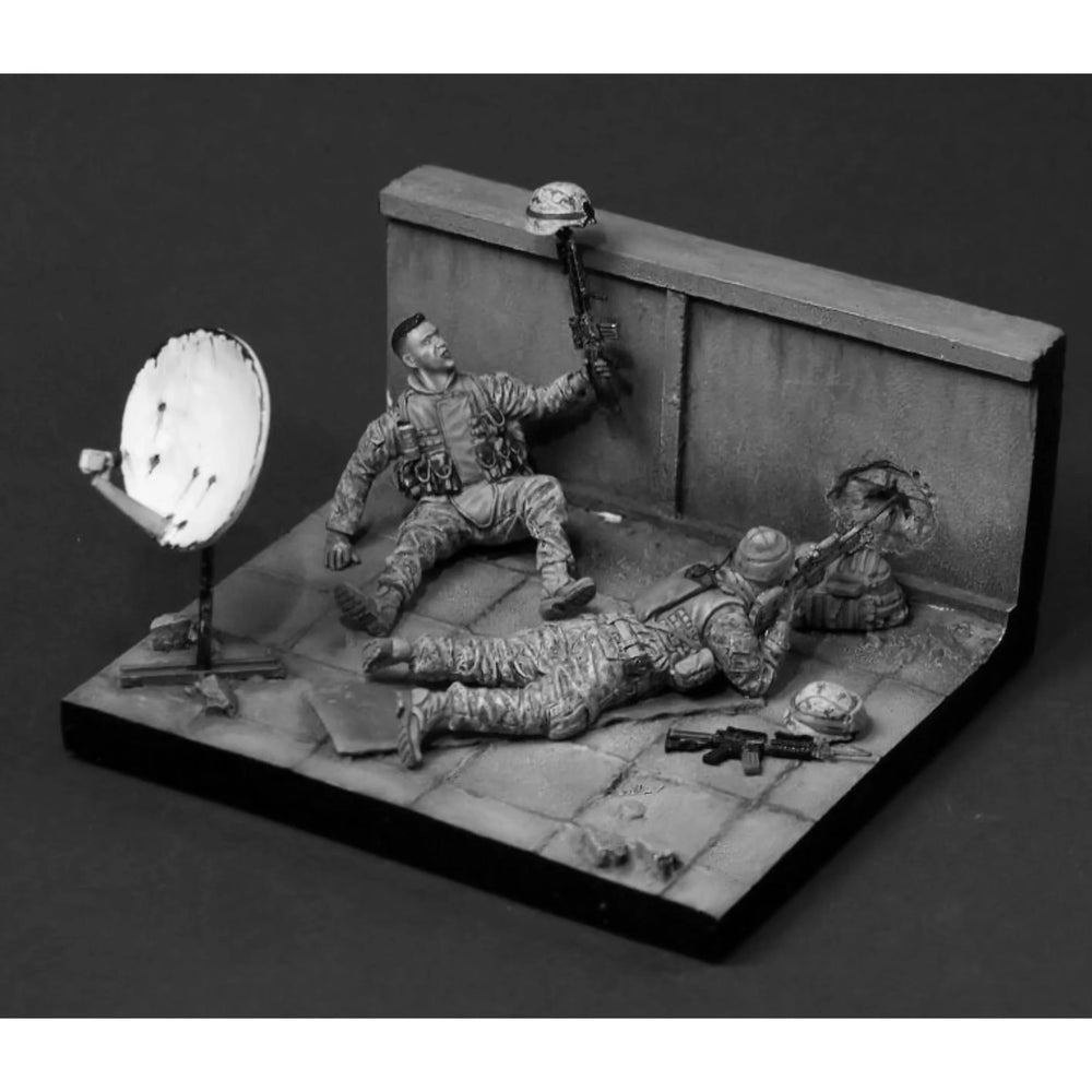 1/35 WWII Soldiers with Communications Equipment, 4 Figures, Resin Model Diorama Kit, Unassembled and Unpainted