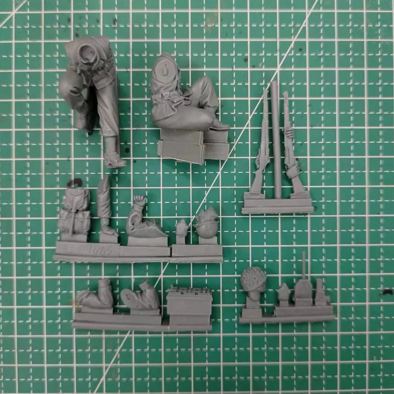 1/35 WWII US Tank Crew Loading Ammunition, 2 Figures, Resin Model Figure Kit, Unassembled and Unpainted