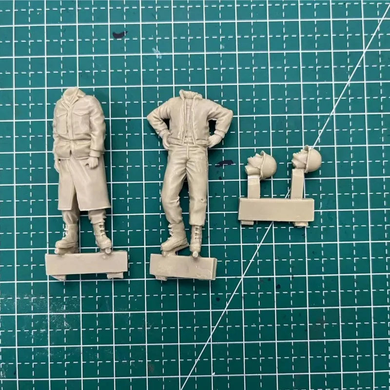 1/35 WWII US Officers with Hands on Hips, 2 Figures, Resin Model Figure Kit, Unassembled and Unpainted