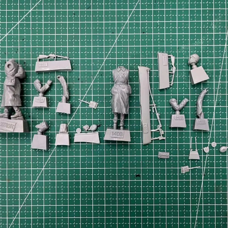 1/35 WWII Soviet Anti-Tank Soldier, 2 Figures, Resin Model Figure Kit, Unassembled and Unpainted