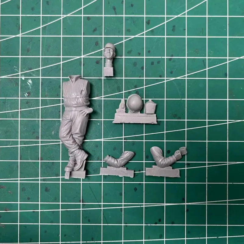 1/35 WWI US Doughboy Climbing with Rifle, Resin Model Figure Kit, Unassembled and Unpainted