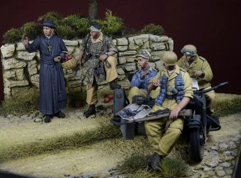 1/35 WWII Italian Paratroopers & Civilian, 5 Figures, Resin Model Figure Kit, Unassembled and Unpainted