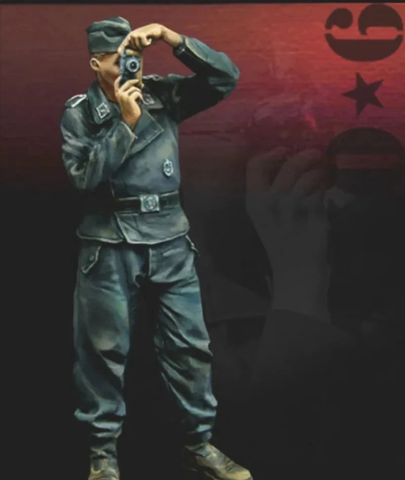 1/35 WWII Soviet Tank Commander with Binoculars, Resin Model Figure Kit, Unassembled and Unpainted