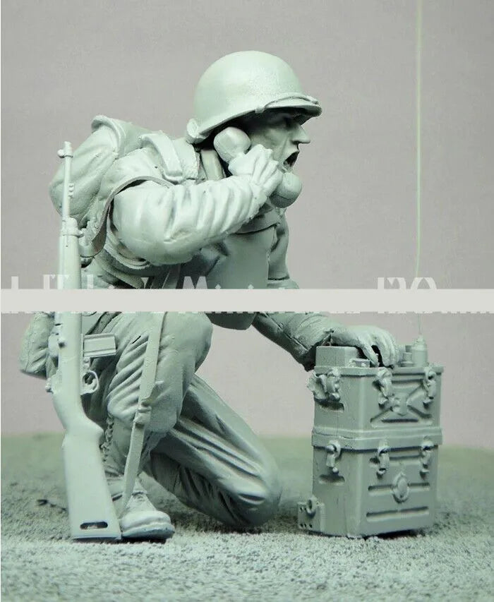 1/16 WWI American Infantryman Crouching with Gas Mask, Resin Model Figure Kit, Unassembled and Unpainted