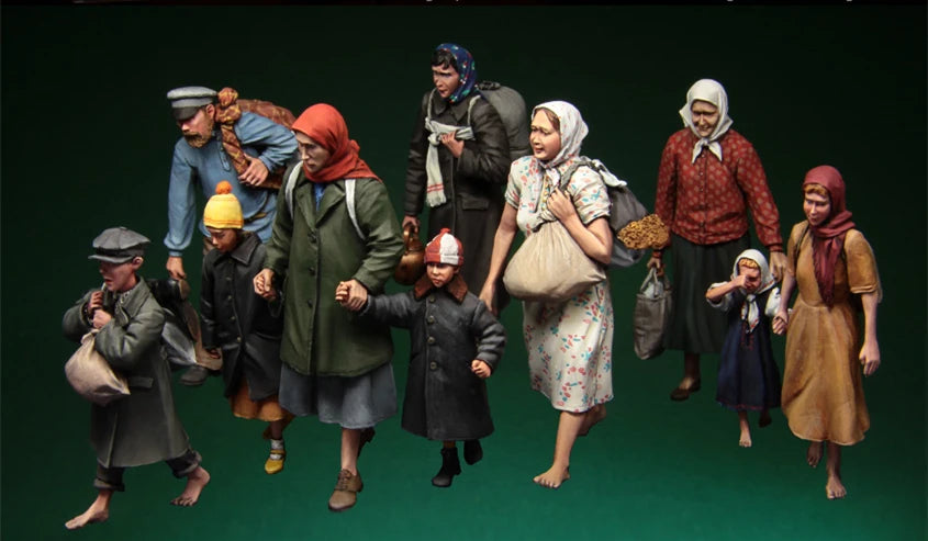 1/35 WWII Russian Refugees, 10 Figures, Resin Model Figure Kit, Unassembled and Unpainted