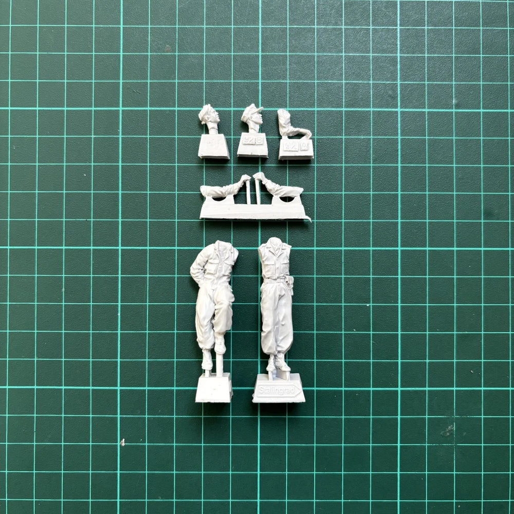 1/35 WWII German Tiger Tank Crew Kursk 1943, 2 Figures, Resin Model Figure Kit, Unassembled and Unpainted