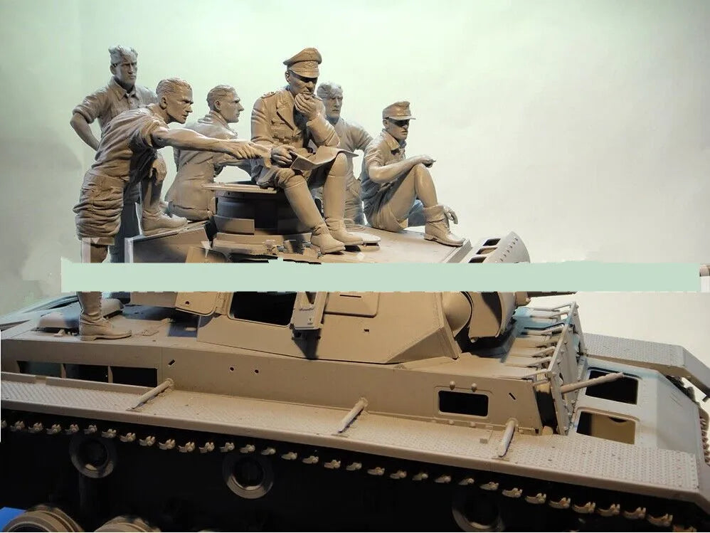 1/16 WWII Soldiers & Tank, 7 Figures, Resin Model Diorama Kit, Unassembled and Unpainted