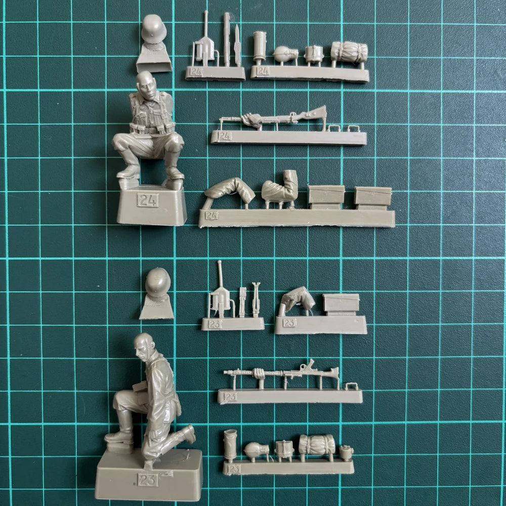 1/35 WWII German Crouching Machine Gunner, Resin Model Figure Kit, Unassembled and Unpainted