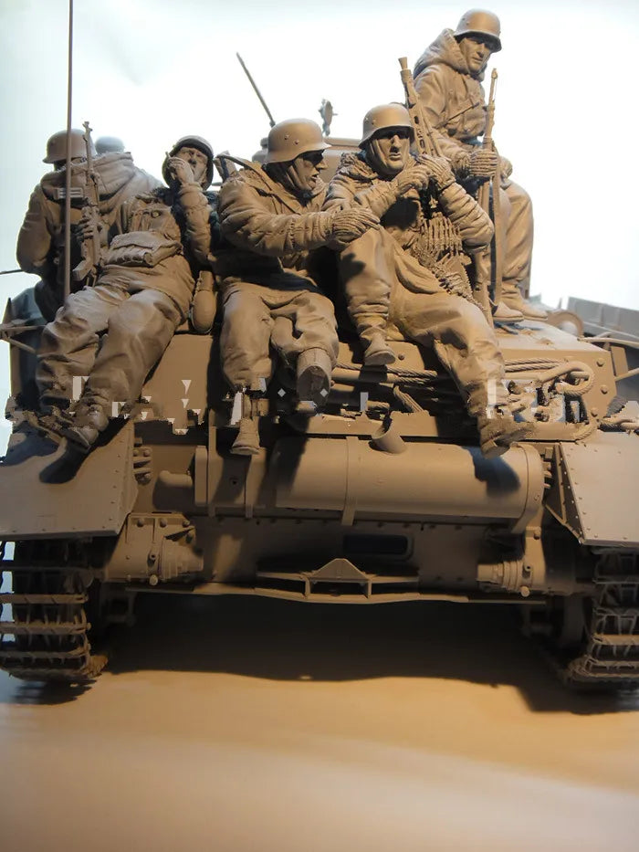 1/16 WWII German Panzer Crew on Tank Turrets, 8 Figures, Resin Model Figure Kit, Unassembled and Unpainted