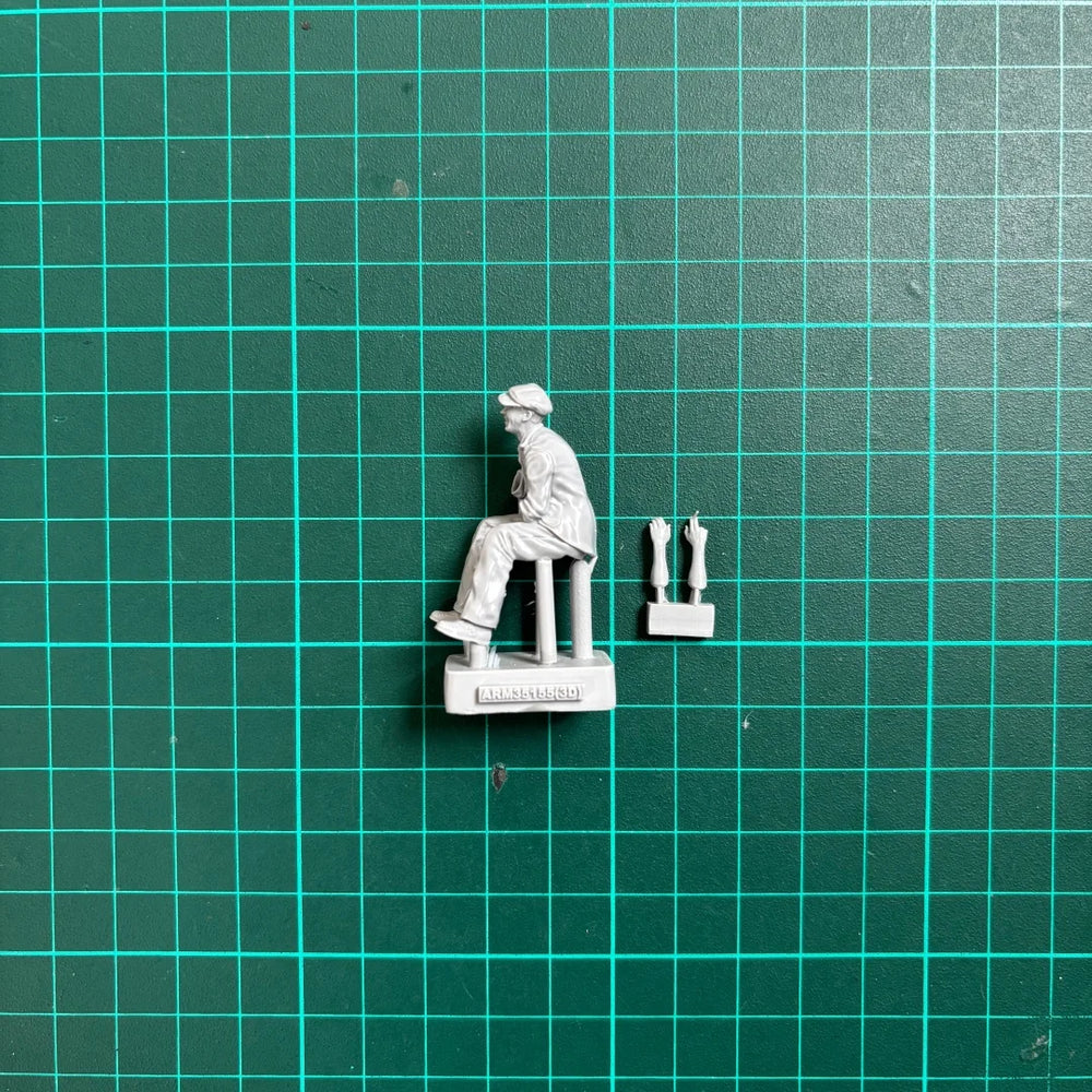 1/35 WWII Ground Crew Mechanic, Resin Model Figure Kit, Unassembled and Unpainted