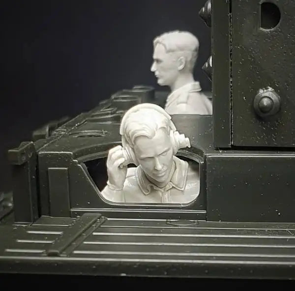 1/35 WWII German Panzer Crew with Open Turrets, 4 Figures, Resin Model Figure Kit, Unassembled and Unpainted