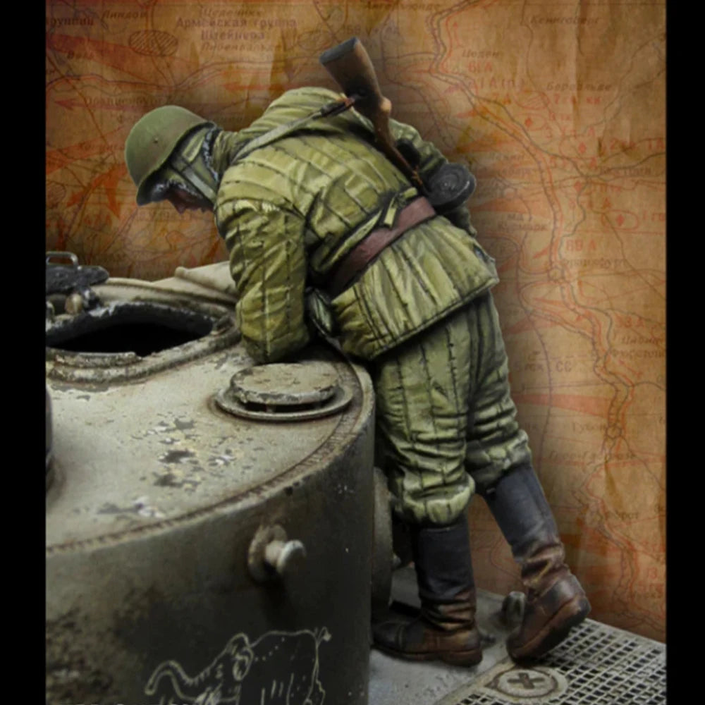 1/35 WWII Soviet Infantryman Crouched at Tank Hatch, Resin Model Figure Kit, Unassembled and Unpainted