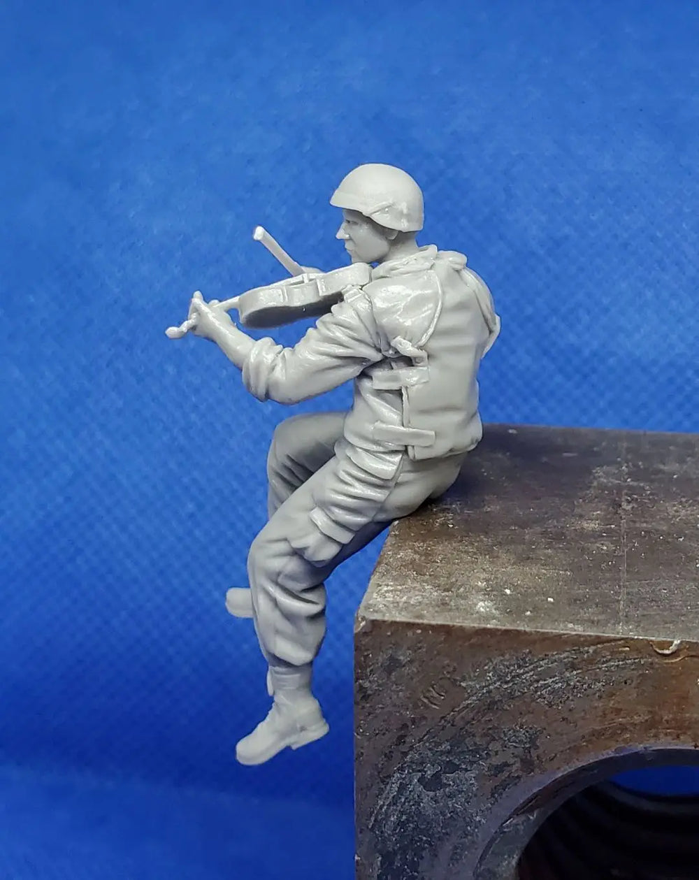 1/35 Modern Israeli Soldier Crouched on Ledge Aiming Rifle, Resin Model Figure Kit, Unassembled and Unpainted