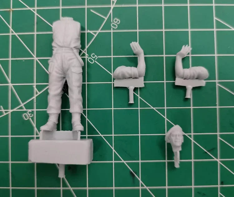 1/35 WWII British Canadian Tank Crewman, Resin Model Figure Kit, Unassembled and Unpainted