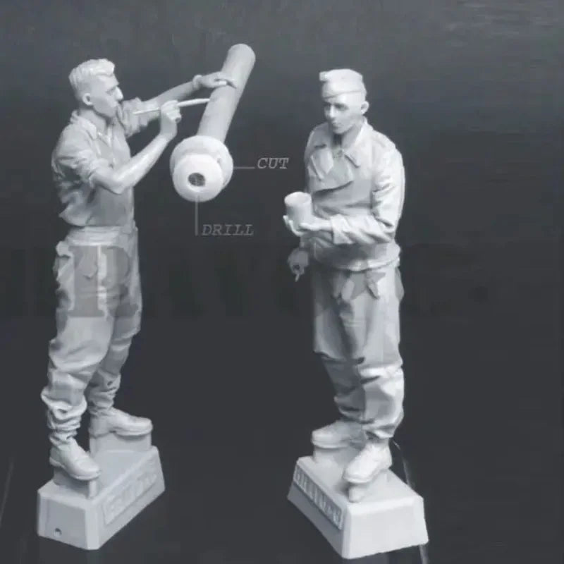 1/35 WWII German Soldiers with Anti-Tank Weapon, 2 Figures, Resin Model Figure Kit, Unassembled and Unpainted