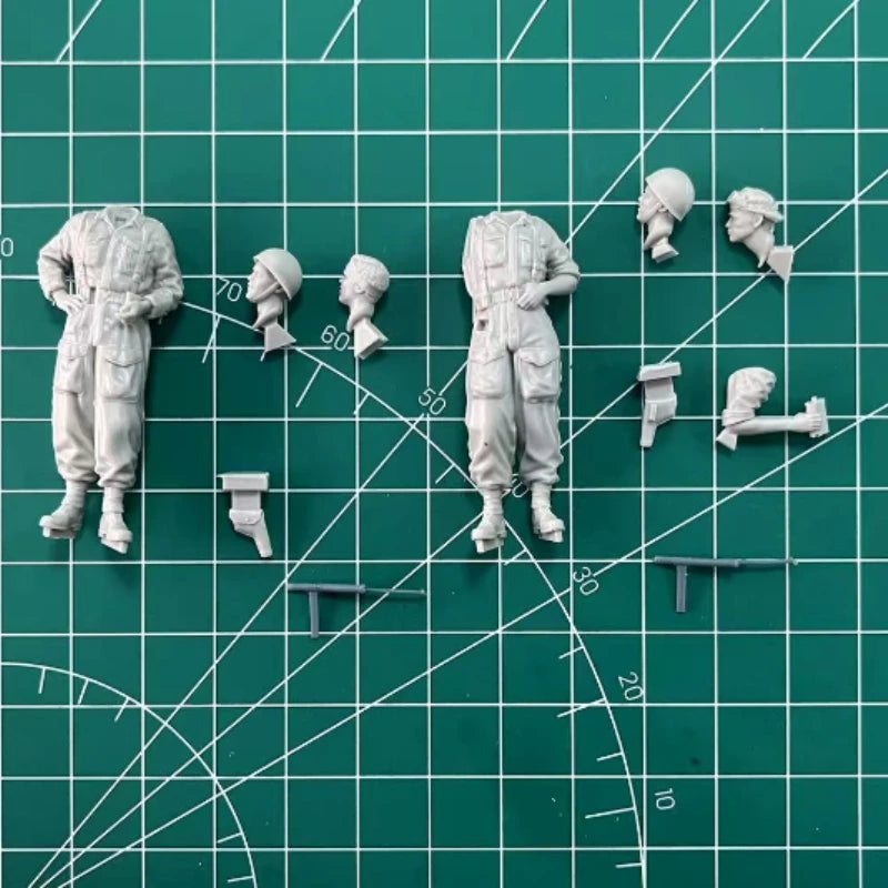 1/35 WWII Allied Tank Crew at Rest, 2 Figures, Resin Model Figure Kit, Unassembled and Unpainted