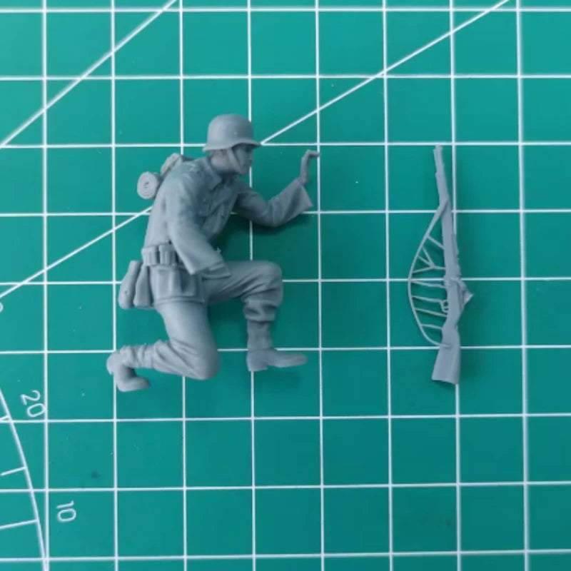 1/35 WWI German Soldier Throwing Grenade, Resin Model Figure Kit, Unassembled and Unpainted
