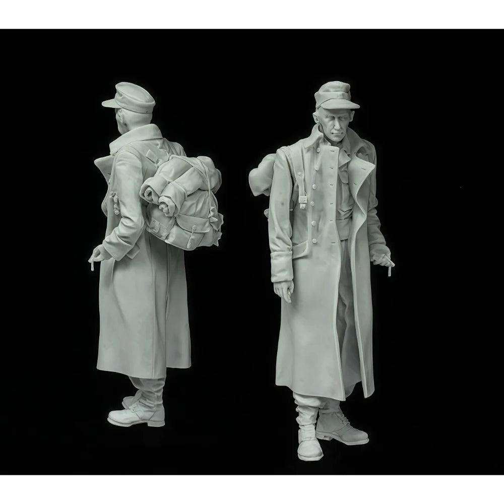 1/35 WWII German Infantry in Greatcoat with Rifle, Resin Model Figure Kit, Unassembled and Unpainted