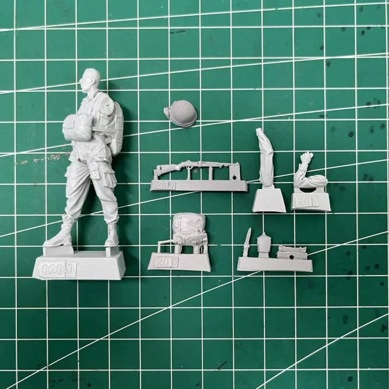 1/35 WWII US Soldier Marching in Combat Gear, Resin Model Figure Kit, Unassembled and Unpainted