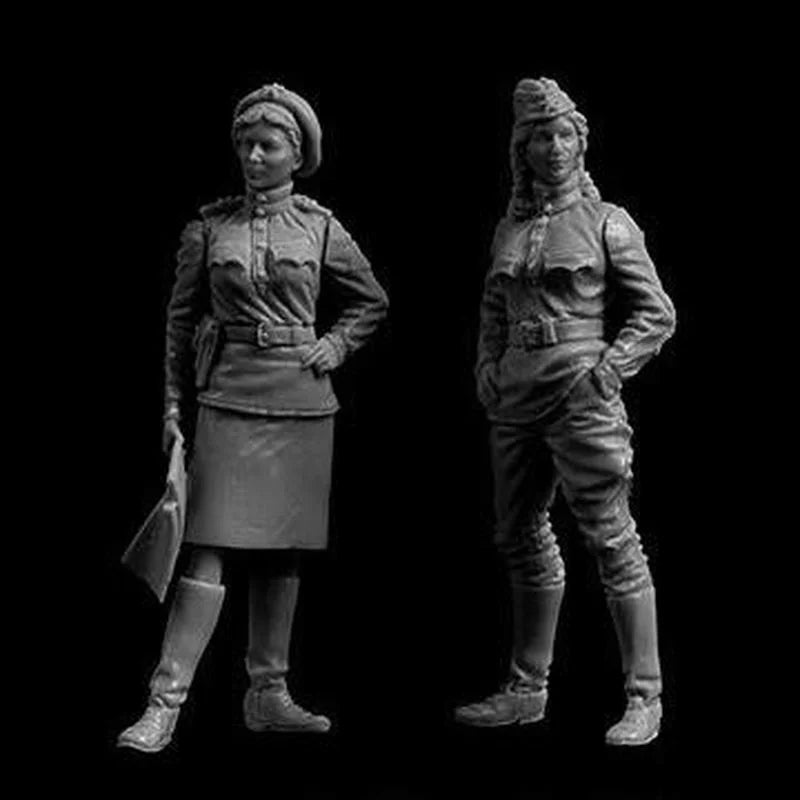 1/35 WWII Soviet Female Medic and Combat Soldier, 2 Figures, Resin Model Figure Kit, Unassembled and Unpainted