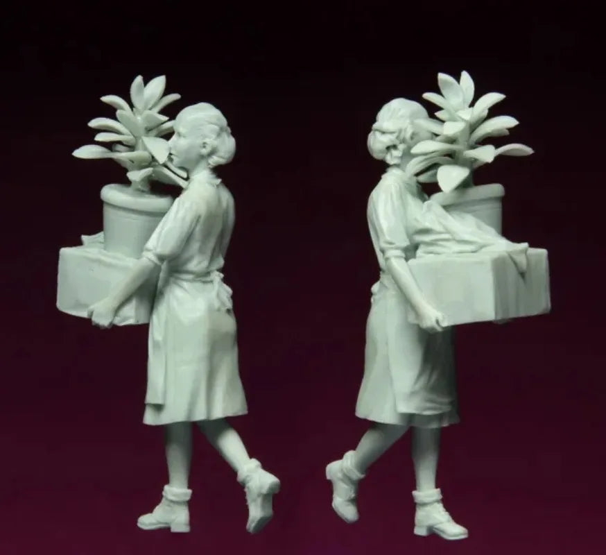 1/35 Refugee Girl with Luggage, Resin Model Figure Kit, Historical Theme, Unassembled and Unpainted