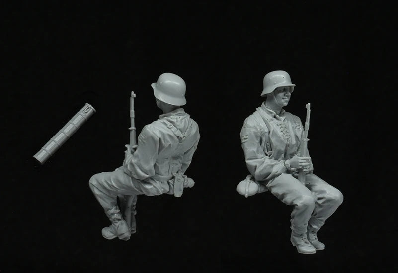 1/35 WWII Seated Soldiers, 2 Figures, Resin Model Figure Kit, Unassembled and Unpainted