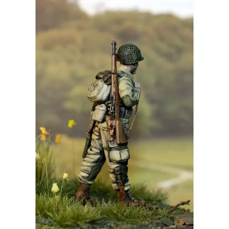1/35 WWII US Airborne Paratrooper Standing Alert, Resin Model Figure Kit, Unassembled and Unpainted