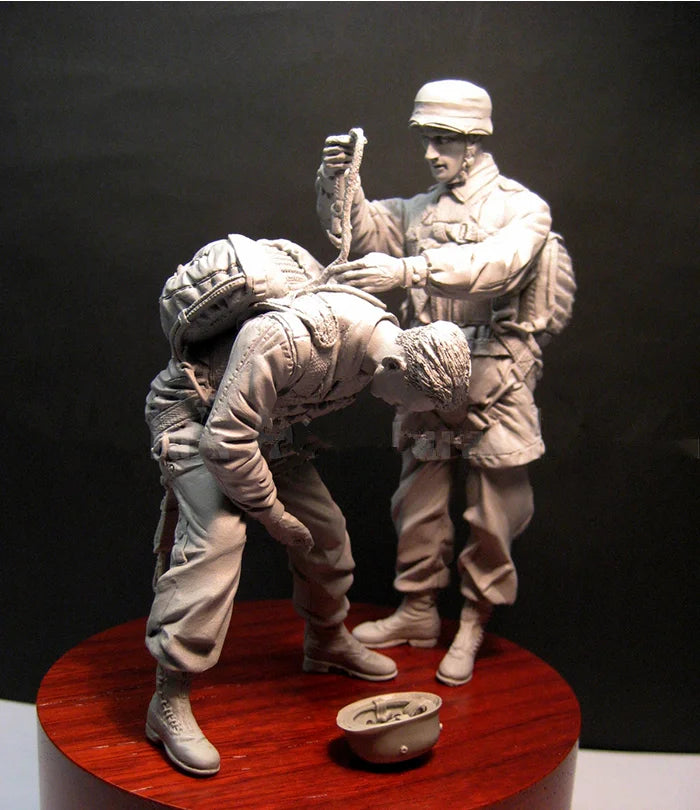 1/16 WWI British Infantry Exchanging Ammunition, 2 Figures, Resin Model Figure Kit, Unassembled and Unpainted