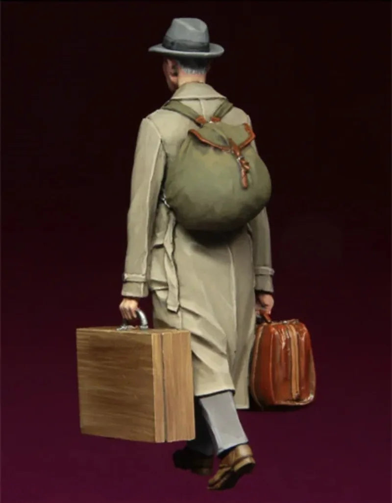 1/35 WWII European Refugees with Luggage, 4 Figures, Resin Model Figure Kit, Unassembled and Unpainted