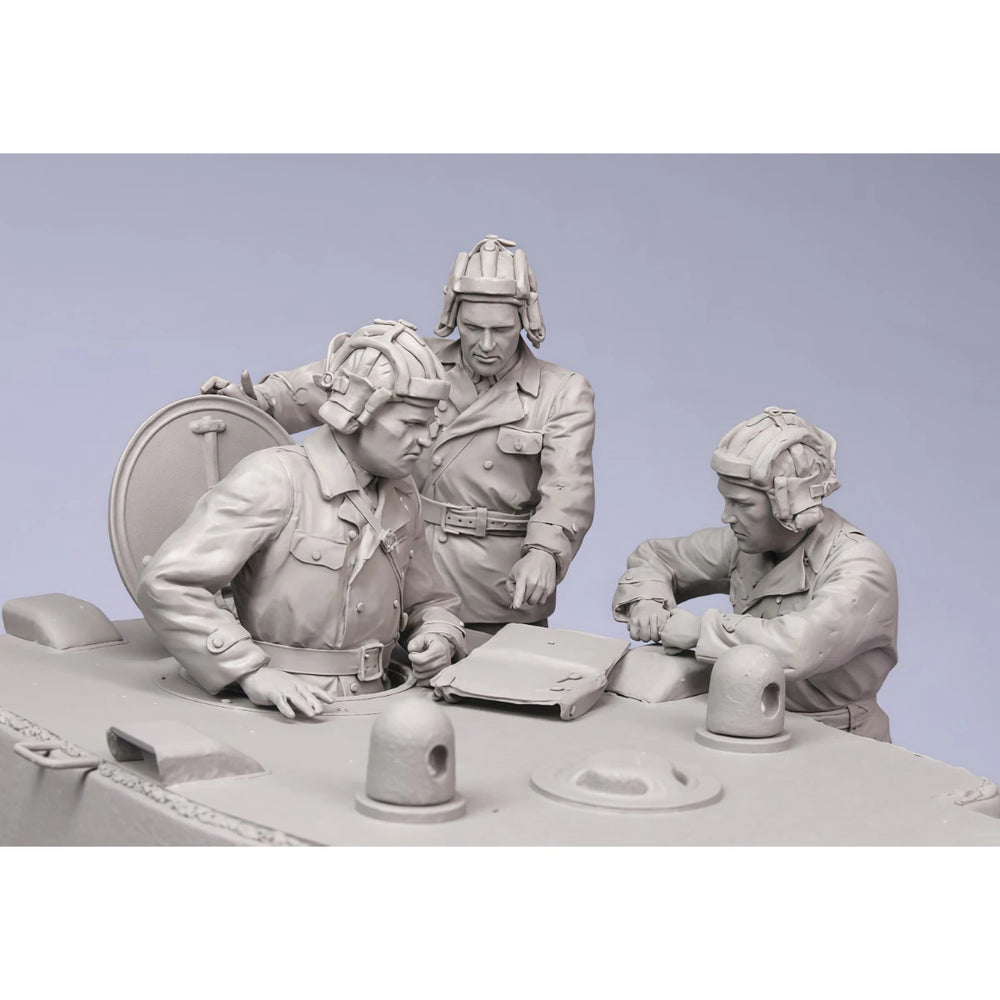 1/35 WWII Soviet Tank Crew at Turret Hatch, 3 Figures, Resin Model Figure Kit, Unassembled and Unpainted