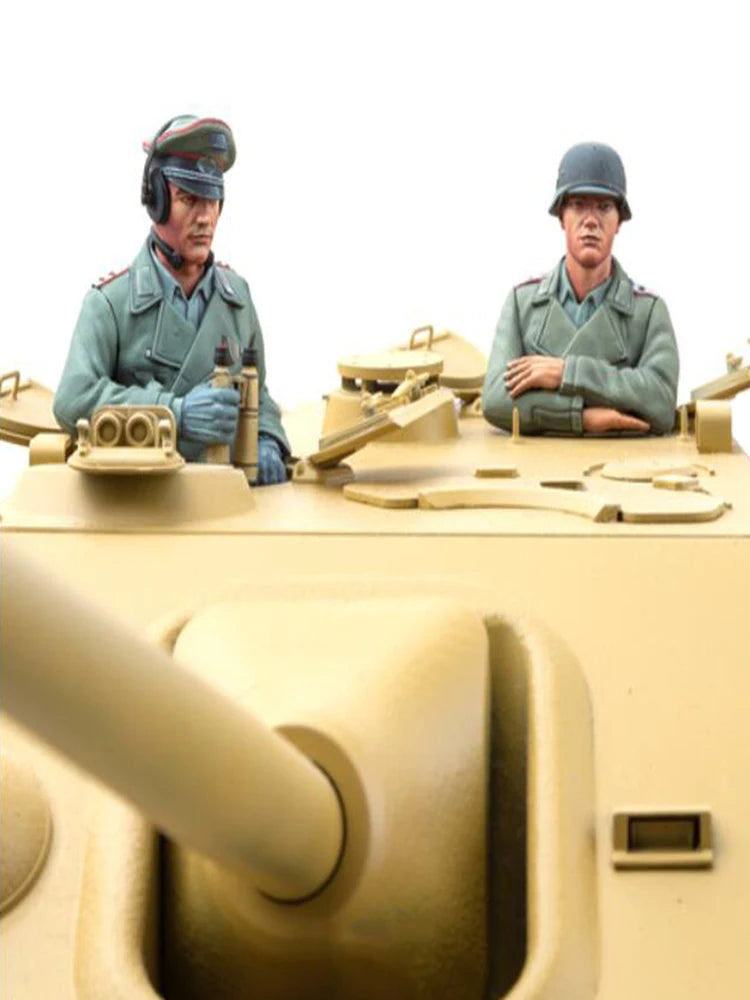 1/16 WWII German Wehrmacht Squad with Tank, 4 Figures, Resin Model Figure Kit, Unassembled and Unpainted