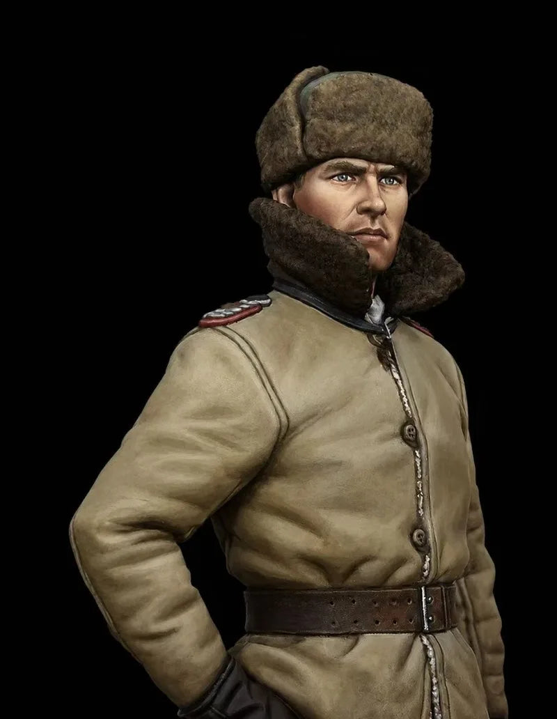 1/16 WWII German Officer in Papakha Hat, Resin Model Figure Kit, Unassembled and Unpainted