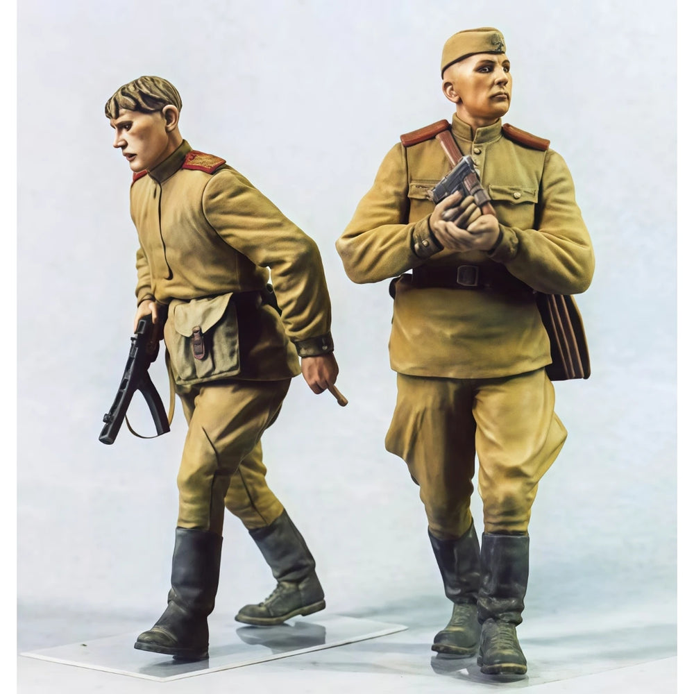 1/35 Cold War Soviet Officer with Shoulder Boards and Advancing Rifleman, 4 Figures, Resin Model Figure Kit, Unassembled and Unpainted