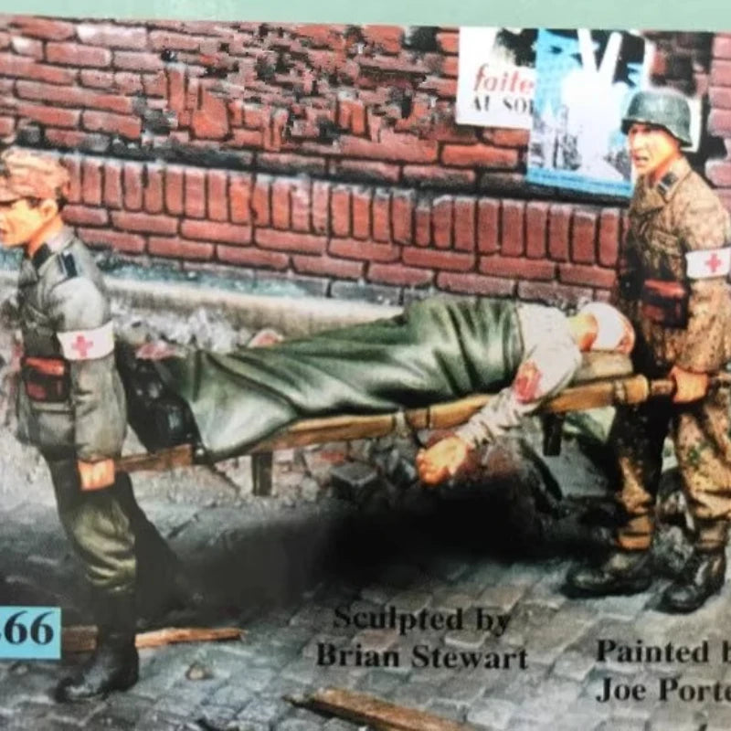 1/35 WWII German Infantry with Wounded Casualty, 4 Figures, Resin Model Figure Kit, Unassembled and Unpainted