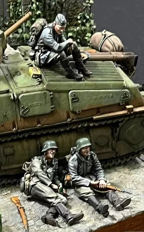 1/35 WWII German Tank Crew Dismounted in Combat, 3 Figures, Resin Model Figure Kit, Unassembled and Unpainted