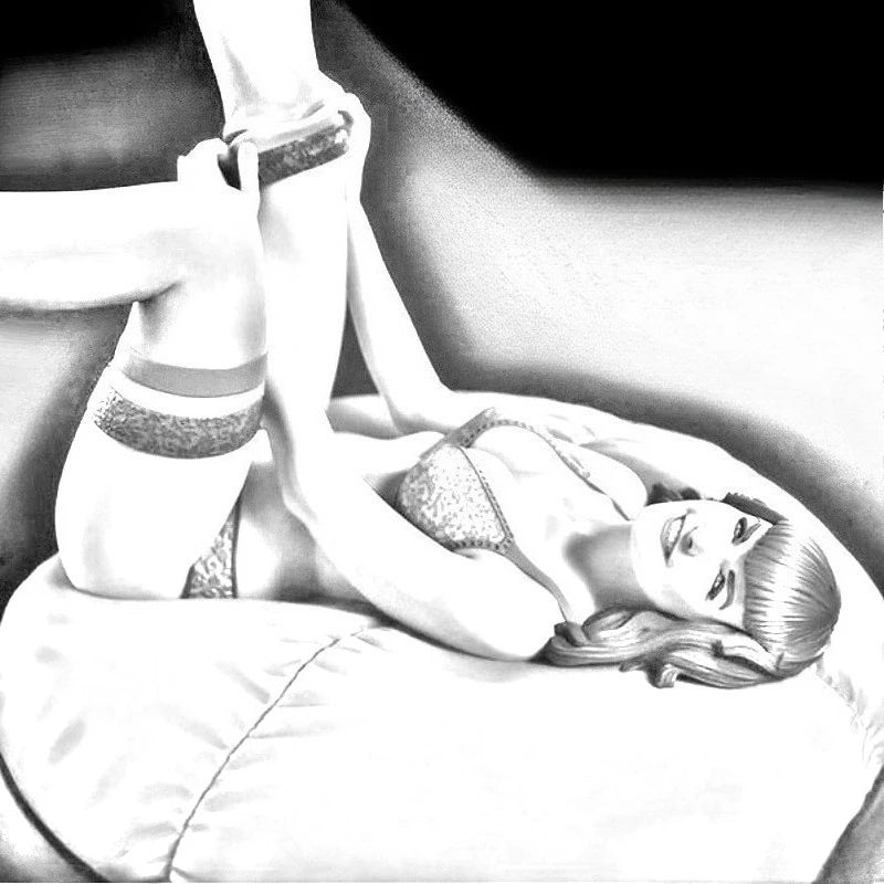 1/24 Classic Pin-up Reclining with Bat, Resin Model Figure Kit, Unassembled and Unpainted