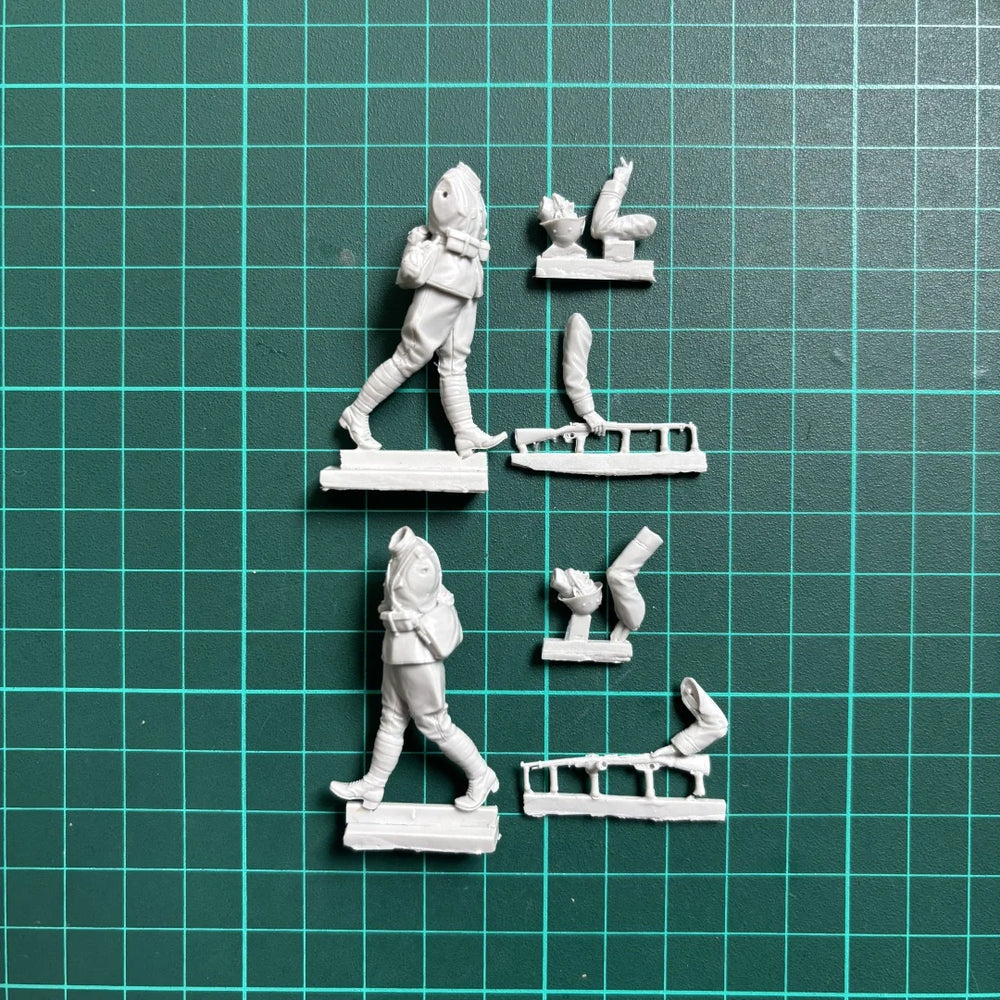 1/35 WWII Dutch Infantry Soldiers, 4 Figures, Resin Model Figure Kit, Unassembled and Unpainted