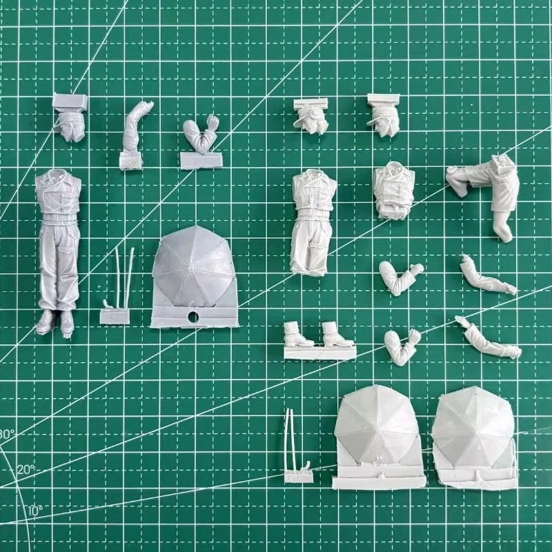 1/35 WWII German Tank Crew at Rest, 3 Figures, Resin Model Figure Kit, Unassembled and Unpainted