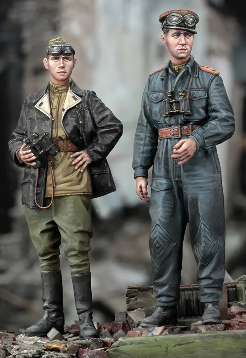 1/35 WWII Soviet Tank Officers in Leather Jacket and Tunic, 2 Figures, Resin Model Figure Kit, Unassembled and Unpainted