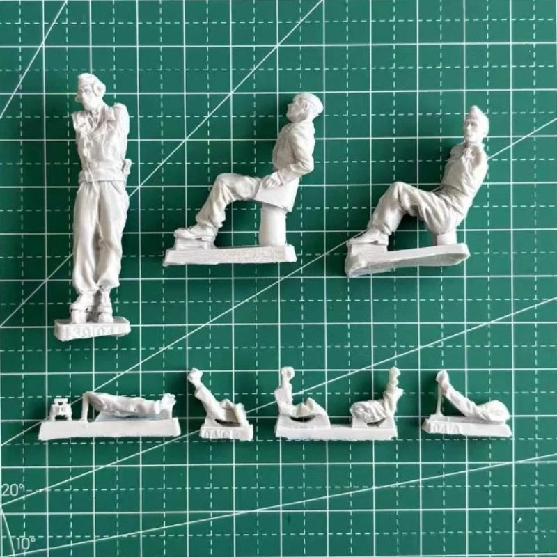 1/35 WWII German Panzer Commander with Gun Crew, 3 Figures, Resin Model Figure Kit, Unassembled and Unpainted
