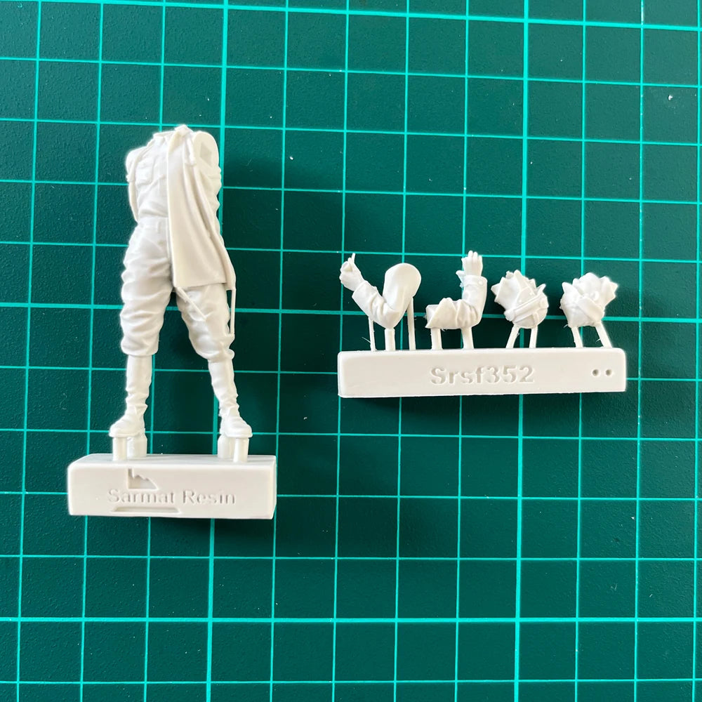 1/35 WWII Soviet Tankman Smoking, Resin Model Figure Kit, Unassembled and Unpainted