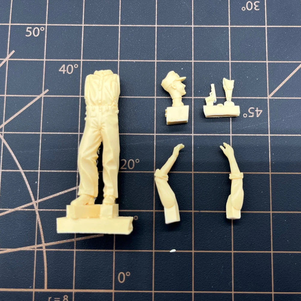 1/35 WWII German Infantry with Rolled Sleeves, Resin Model Figure Kit, Unassembled and Unpainted