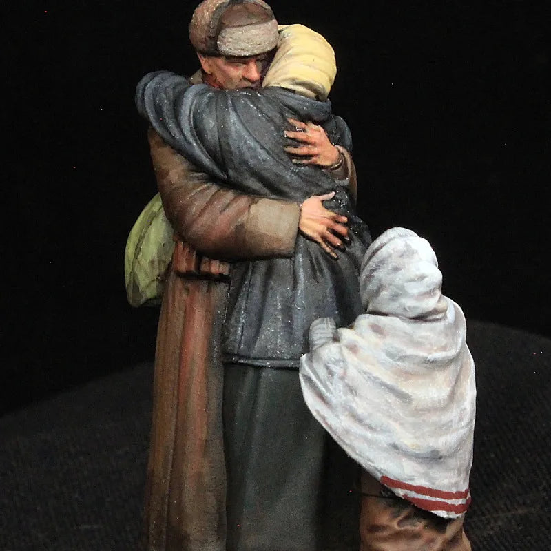 1/35 WWII Soviet Mother & Soldier Reunion, 3 Figures, Resin Model Figure Kit, Unassembled and Unpainted