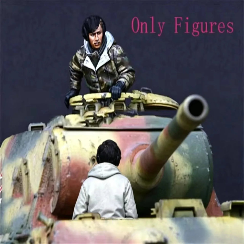 1/35 WWII Soviet Soldiers with Tank, 2 Figures, Resin Model Diorama Kit, Unassembled and Unpainted